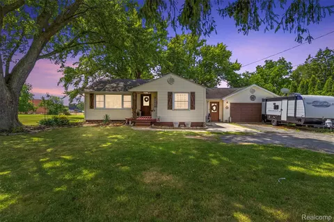 8403 Miller Rd, Swartz Creek, MI 48473