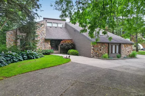 7772 Athlone Dr, Brighton, MI 48116