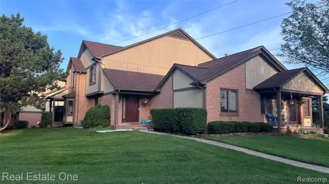 66 Meadow Wood Dr, Rochester Hills, MI 48307