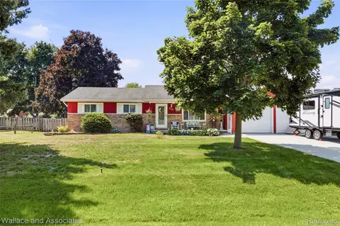 3227 N Shoreview Dr, Fort Gratiot, MI 48059