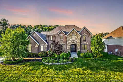 10486 Stoney Point Dr, Green Oak, MI 48178