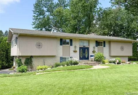 219 Hurondale Dr, White Lake, MI 48386