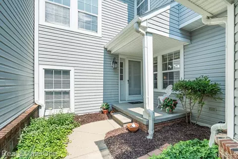 5936 Creekside Dr #87, Troy, MI 48085
