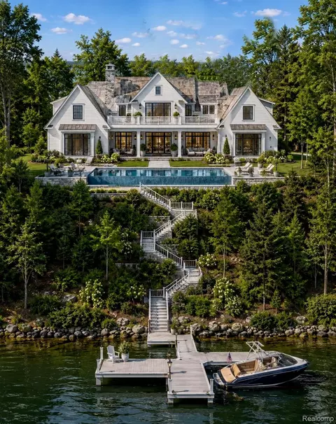 940 Lake Angelus Shores Shrs, Lake Angelus, MI 48326