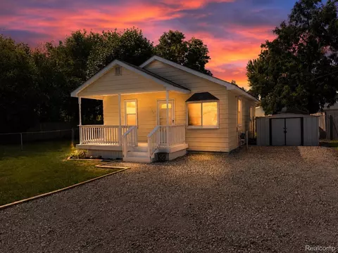 2112 E Scottwood Ave, Burton, MI 48529