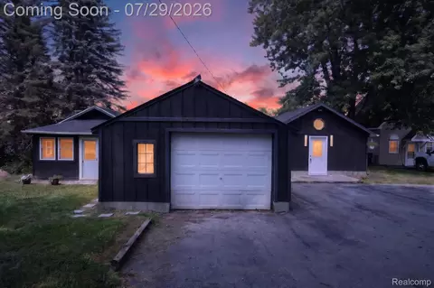 3515 Lakeview Dr, Ortonville, MI 48462