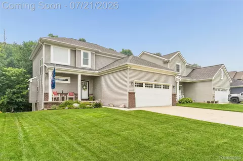 2105 Middle Ridge Dr, Holly, MI 48442