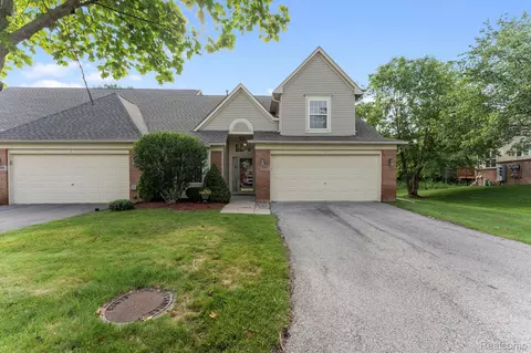 5487 Greenway Dr #82, Trenton, MI 48183