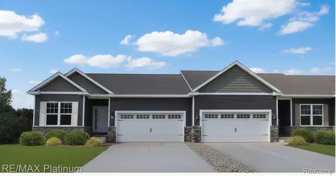 881 Oakwood Cir #32, Fenton, MI 48430