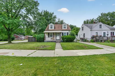 19209 Beaconsfield St, Harper Woods, MI 48225