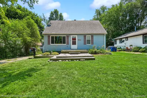 1017 Lakeview St, Waterford, MI 48328