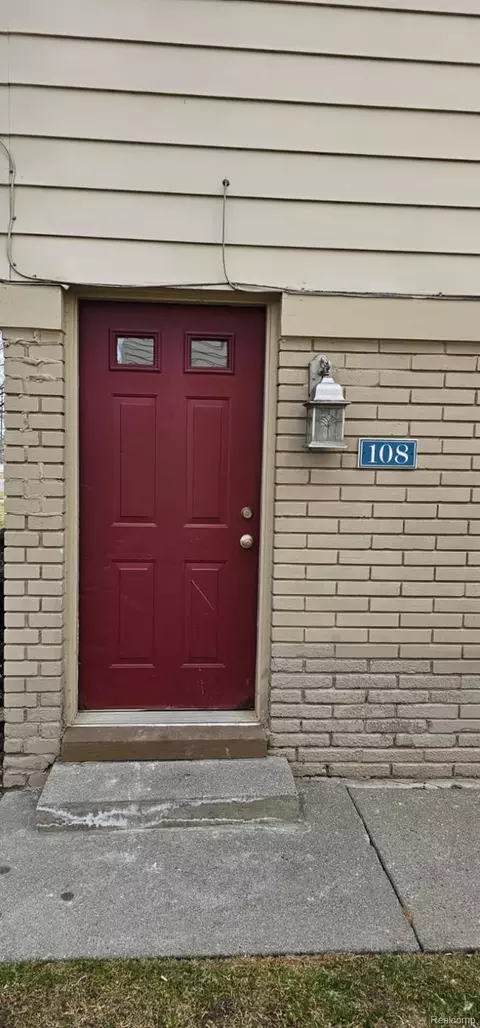 108 Princeton Dr, Northfield, MI 48178