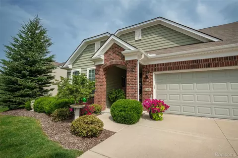 6397 Prairie Dunes Dr #13, Grand Blanc, MI 48439