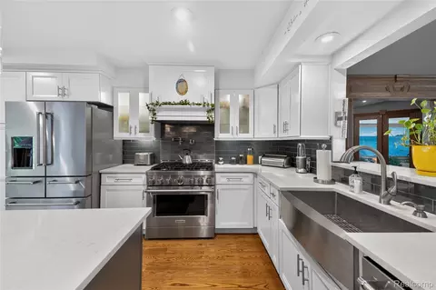 Kitchen - 29474 E River Rd, Grosse Ile, MI 48138 photo 2 of 4