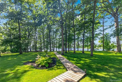 Exterior - 29474 E River Rd, Grosse Ile, MI 48138 photo 16 of 18