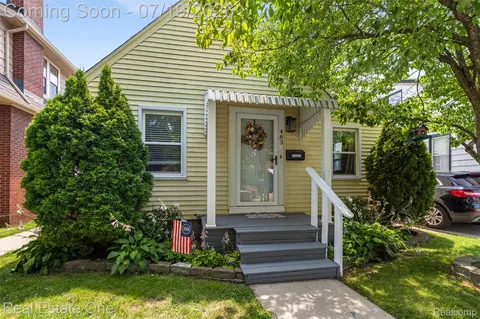 483 Kings Hwy, Wyandotte, MI 48192