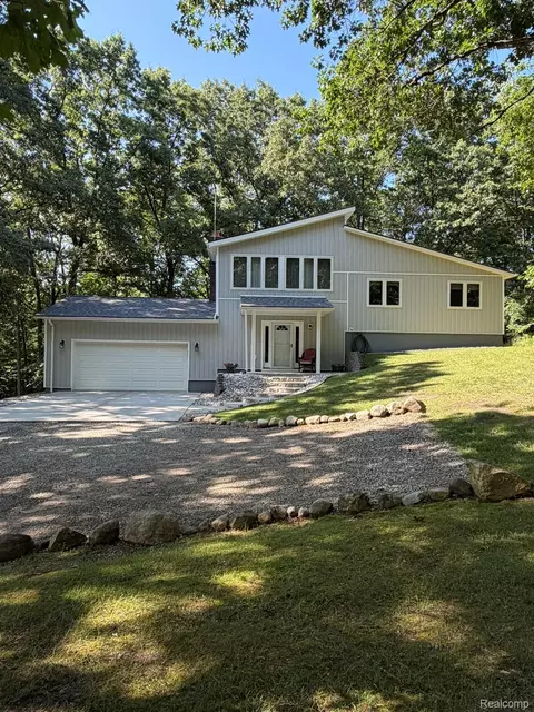 825 Rowlinson Ln, Ortonville, MI 48462