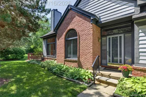 2775 Lochmoor Blvd #19, Orion, MI 48360