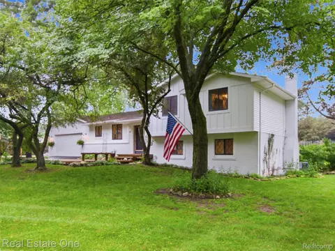 3206 Allen Rd, Brandon, MI 48462