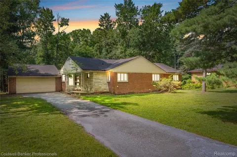 23161 Valley View Dr, Southfield, MI 48033