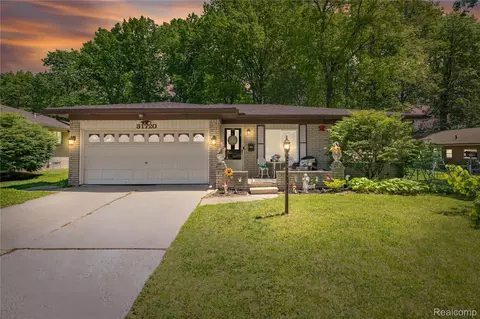 31720 Kelly Rd, Roseville, MI 48066