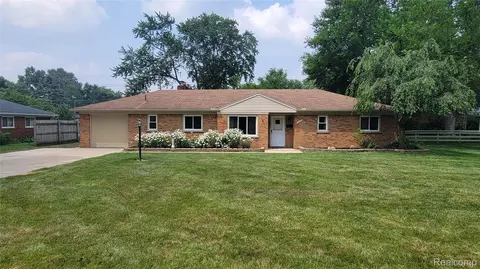 45437 Hecker Dr, Utica, MI 48317