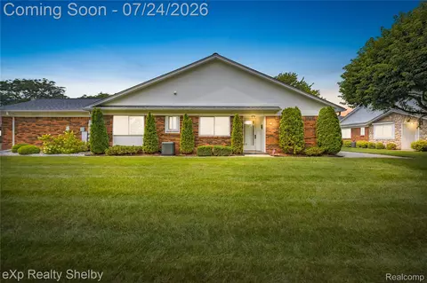762 Country Club Dr #60, Saint Clair Shores, MI 48082