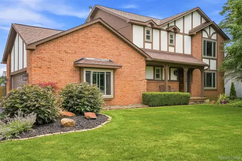 10780 Oxbow Lakeshore Dr, White Lake, MI 48386