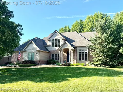 1793 Skyline Dr, Rochester Hills, MI 48306