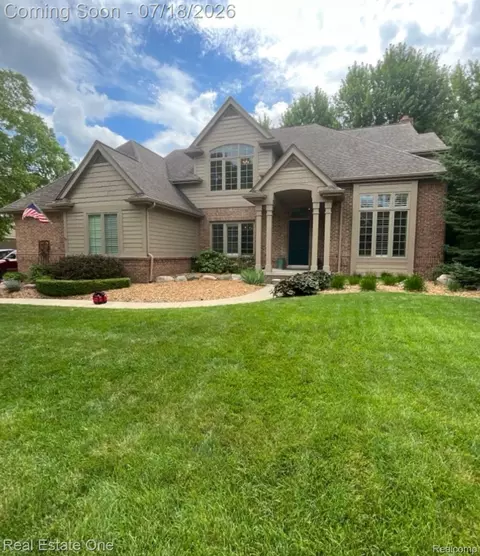 1793 Skyline Dr, Rochester Hills, MI 48306