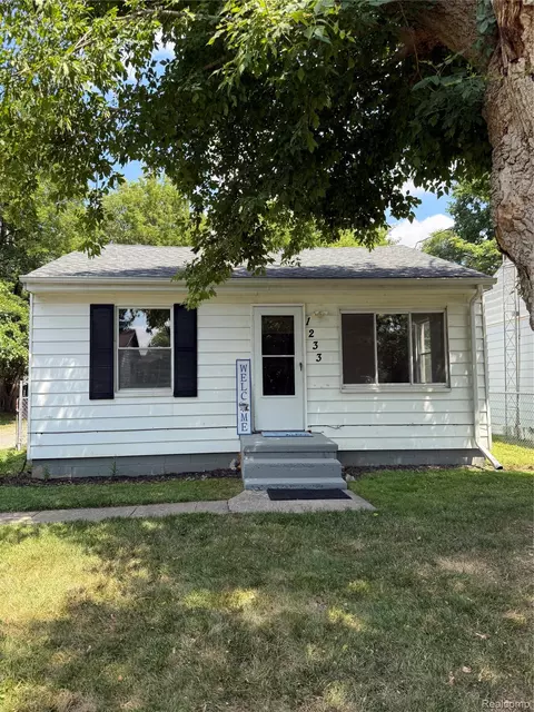 1233 Allen St, Burton, MI 48529
