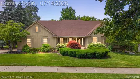 969 Whitegate Dr, Northville, MI 48167