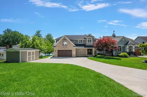 847 Fairview St, Lake Orion, MI 48362
