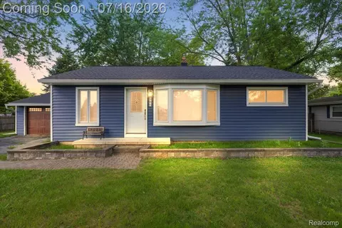 986 Gill St, Oxford, MI 48371