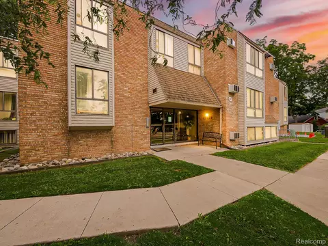 28428 W 8 Mile Rd, Farmington Hills, MI 48336