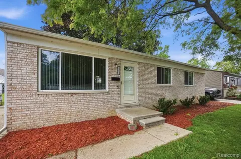 18432 Mesle St, Roseville, MI 48066