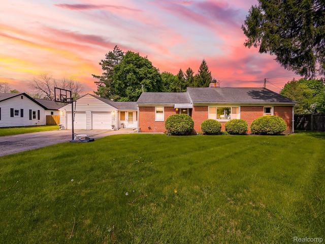 2751 Marlington Rd, Waterford, MI 48329