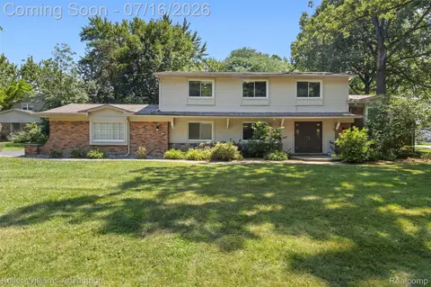 6711 Woodside Trl, West Bloomfield, MI 48322