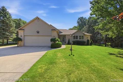 6057 Center Rd, Grand Blanc, MI 48439