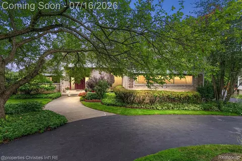 4948 Champlain Cir, West Bloomfield, MI 48323