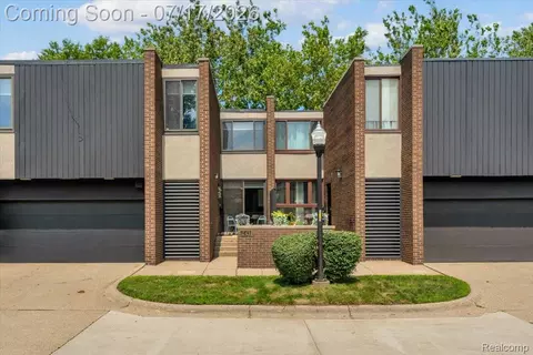 1243 Navarre Pl, Detroit, MI 48207