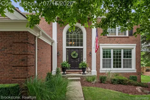 1694 Foresthill Dr, Rochester Hills, MI 48306