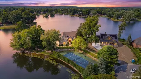 9669 Steephollow Dr, White Lake, MI 48386