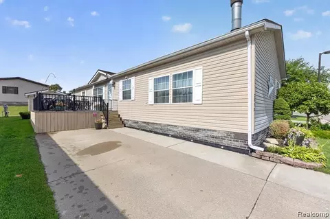 2858 Boulder Ridge Trl, Milford, MI 48380