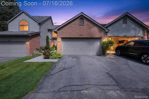 808 Maplewood Ct, Brighton, MI 48116