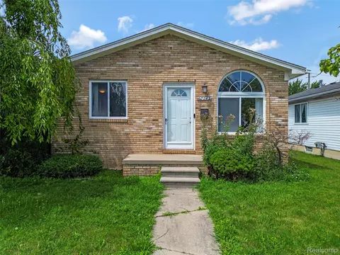 17245 Martin Rd, Roseville, MI 48066