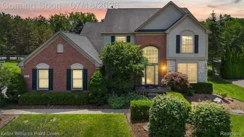 4230 Holly Ln, Oakland, MI 48306