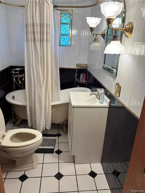 Bath - 709 E Michigan Ave E, Au Gres, MI 48703 photo 1 of 1