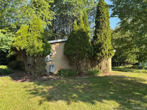 Exterior - 709 E Michigan Ave E, Au Gres, MI 48703 photo 2 of 13