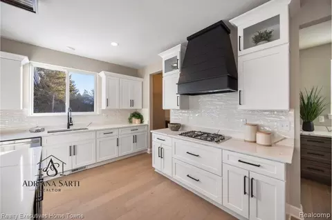 Kitchen - 50931 Mistwood Dr, Macomb, MI 48042 photo 6 of 7